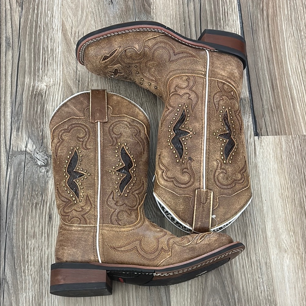 *size 6* brown laredo leather boots